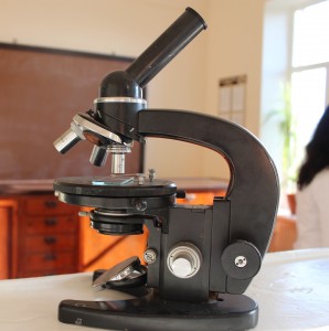 Microscope-focus-wikipedia